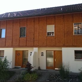Seiler Malergeschäft AG - Hausfassade mit Holz nach Renovation