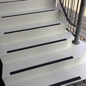 Seiler Malergeschäft AG - Beschichtung - Treppe im Aussenbereich mit Antirutschstreifen